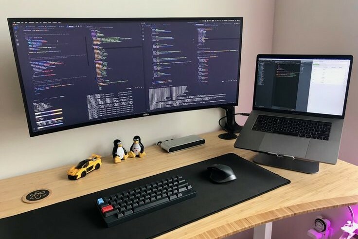 Pracovisko PC s Windows 11 a procesorom i7
