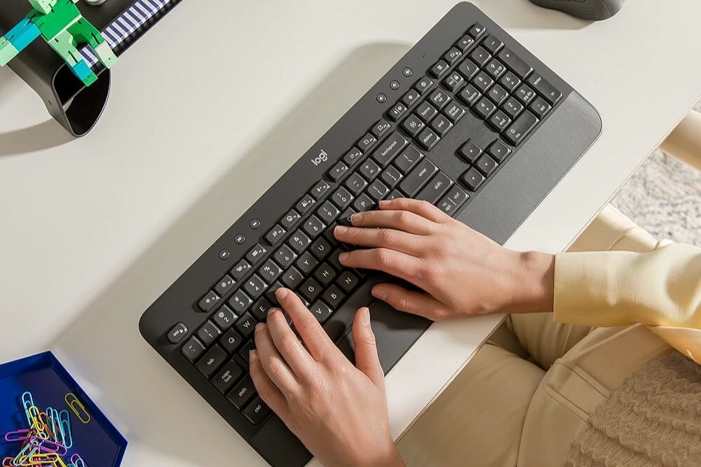 Logitech klávesnica