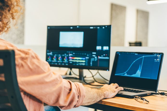 laptop s 24-palcovým monitorom